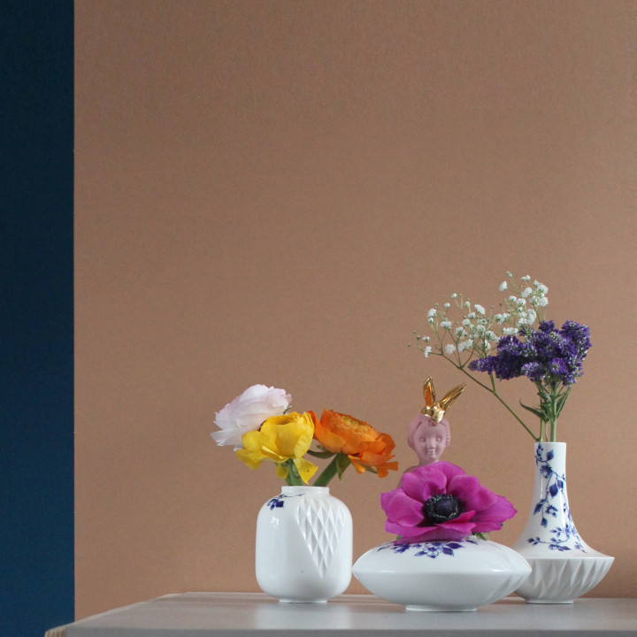 Blauw Vouw set van 3 kleine vaasjes met verse bloemen ontworpen door Romy Kuhne voor Heinen Delfts Blauw