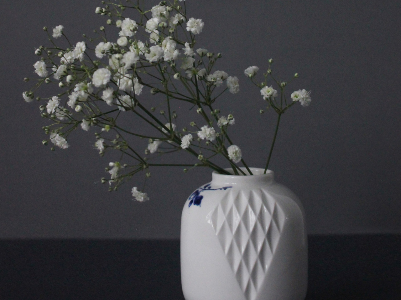 Blauw Vouw vaas klein met verse bloemen ontworpen door Romy Kuhne voor Heinen Delfts Blauw