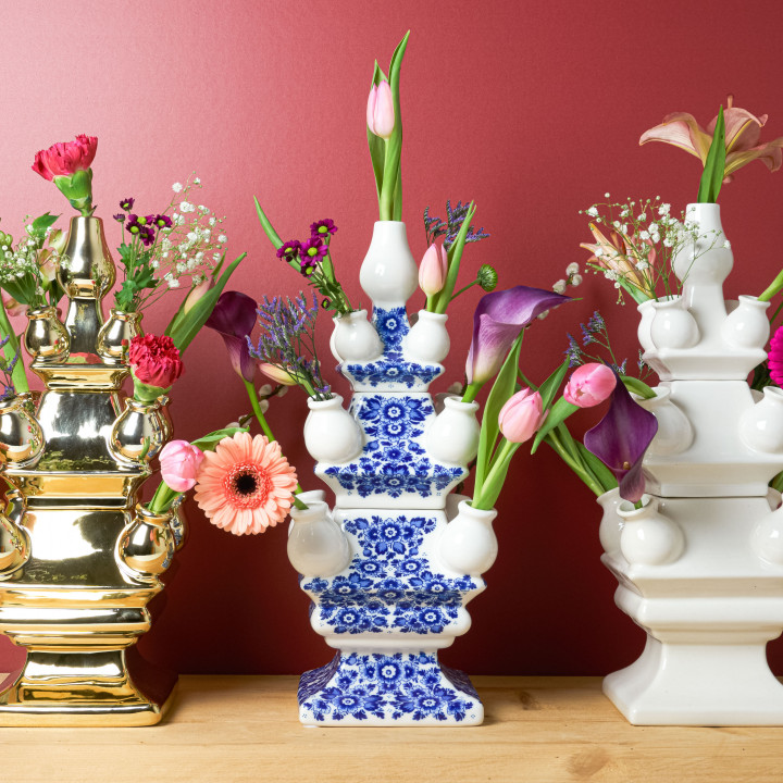 Delfts blauwe Tulpenvazen 3-delig met bloemmotief, Goud en Wit met verse bloemen Heinen Delfts Blauw