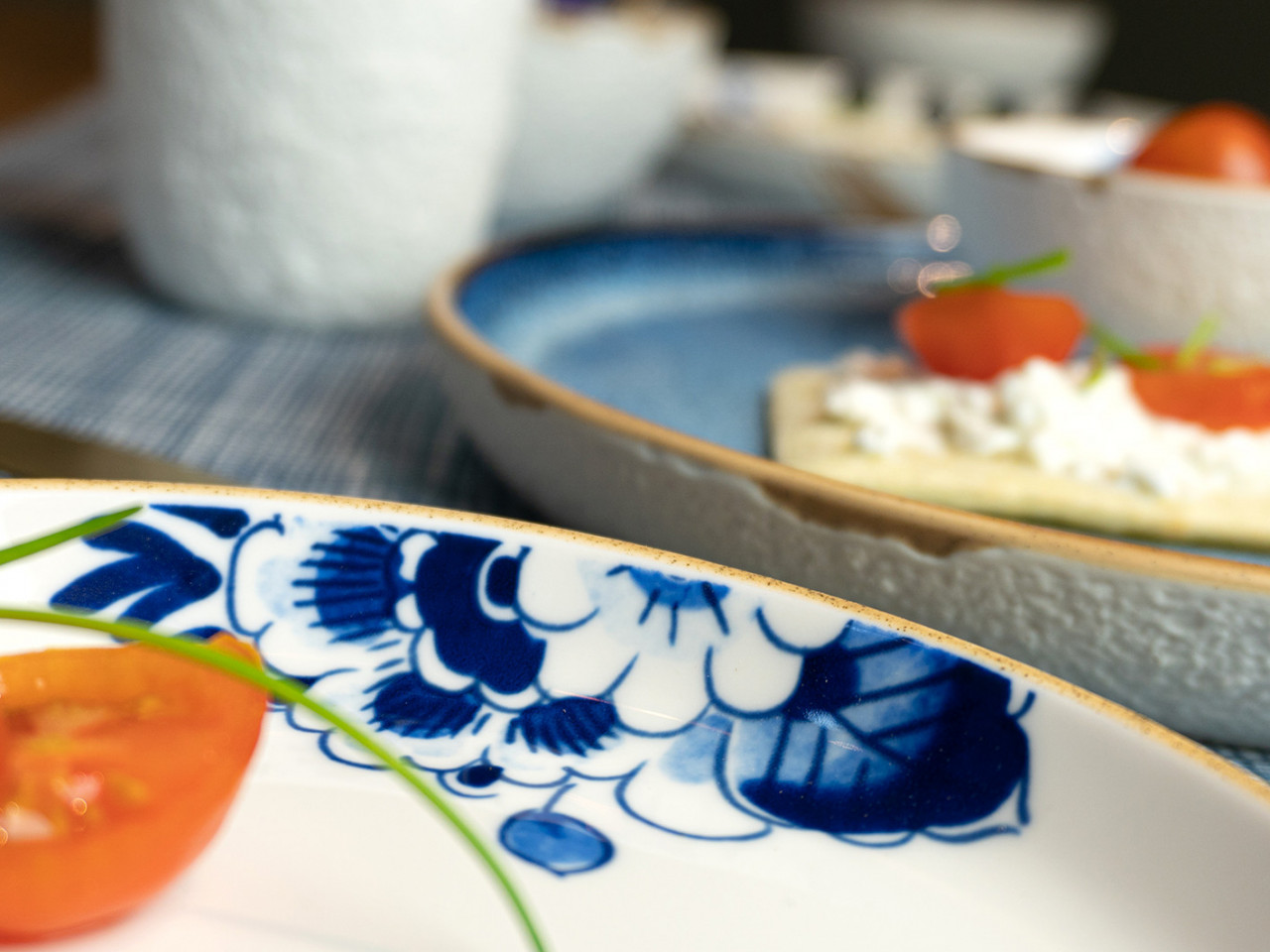 Gedekte tafel met Blauw Bloesem Blauw servies ontworpen door Debbie Wijskamp Heinen Delfts Blauw