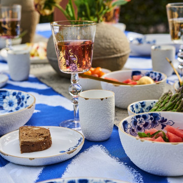 Gedekte tafel met Blauw Bloesem Servies Koffiekop ontworpen door Debbie Wijskamp Heinen Delfts Blauw