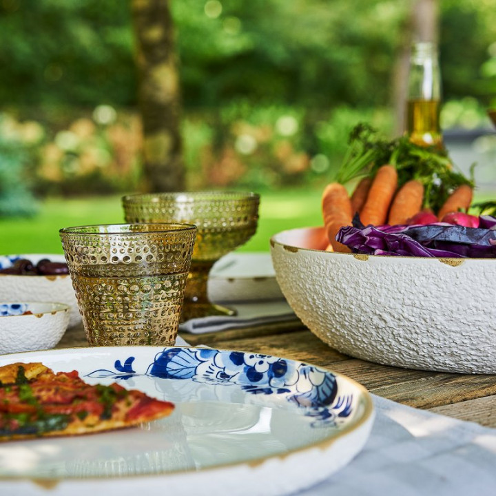 Gedekte tafel met Blauw Bloesem Servies Saladeschaal ontworpen door Debbie Wijskamp Heinen Delfts Blauw