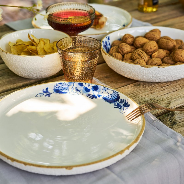 Gedekte tafel met Blauw Bloesem Servies ontworpen door Debbie Wijskamp Heinen Delfts Blauw
