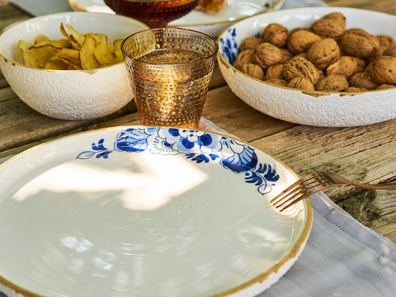 Gedekte tafel met Blauw Bloesem Servies Yoghurtschaaltje ontworpen door Debbie Wijskamp Heinen Delfts Blauw