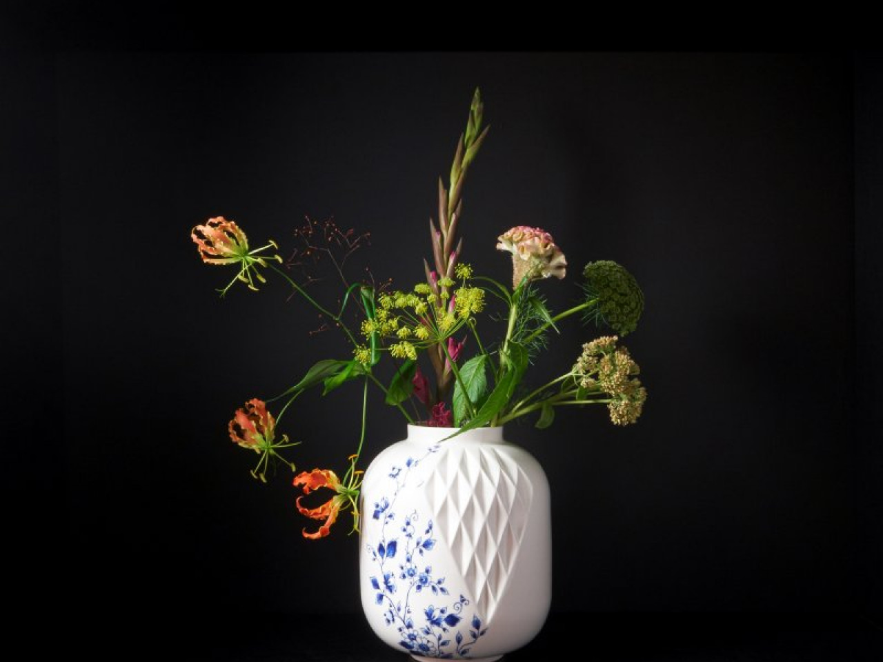 Blauw Vouw Vaas XL met bloemen ontworpen door Romy Kuhne Heinen Delfts Blauw