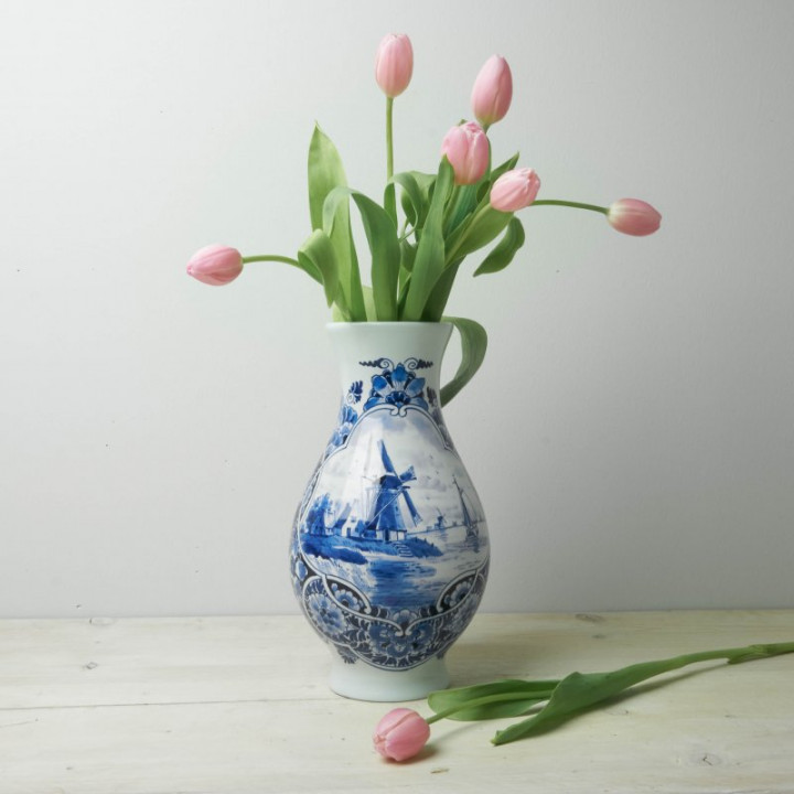 Handbeschilderd Bloemenvaas glad molen landschap met verse bloemen Heinen Delfts Blauw