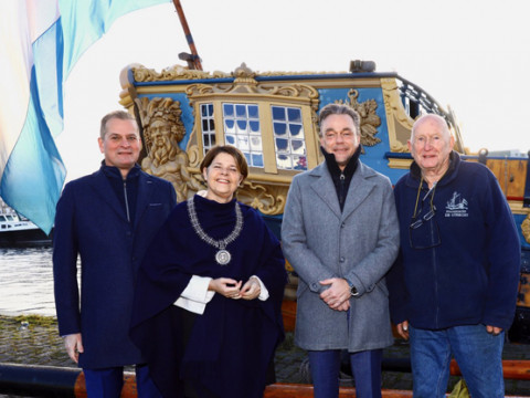 De grootste handbeschilderde Delfts blauwe vazen 3 meter hoog ter wereld reizen door Nederland VOC schip pauw Marja van Bijsterveldt en Jorrit Heinen Heinen Delfts Blauw