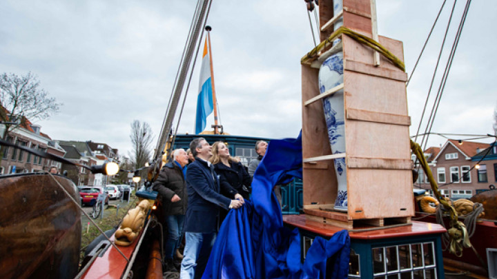 Onthulling van de grootste handbeschilderde Delfts blauwe vazen 3 meter hoog ter wereld reizen door Nederland VOC schip pauw Jorrit Heinen Heinen Delfts Blauw