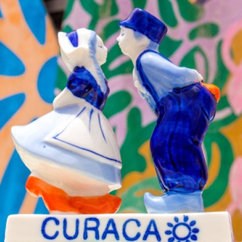 Delfts blauw kuspaar kissing couple Curaçao Rif Fort Willemstad Heinen Delfts Blauw