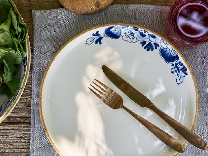 Gedekte tafel met Blauw Bloesem servies ontworpen door Debbie Wijskamp voor Heinen Delfts Blauw.