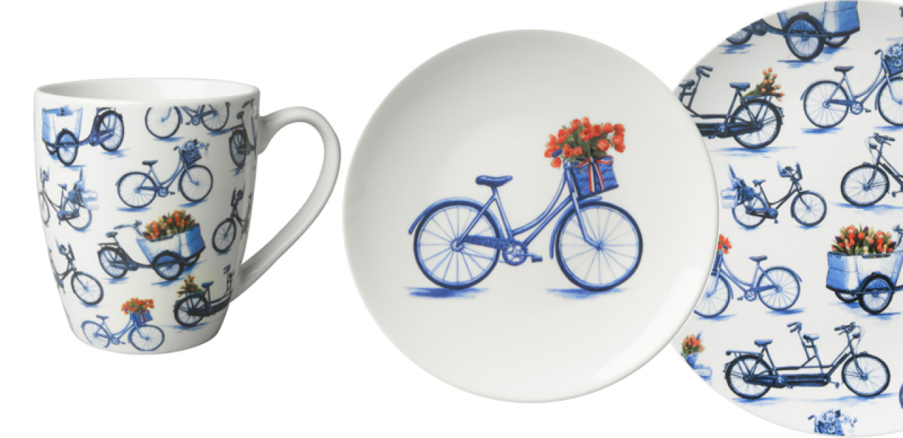 Delfts blauwe mok en borden met fietsen Heinen Delfts Blauw