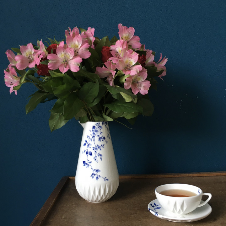 Blauw Vouw kan met bloemen en theekop ontworpen door Romy Kuhne voor Heinen Delfts Blauw