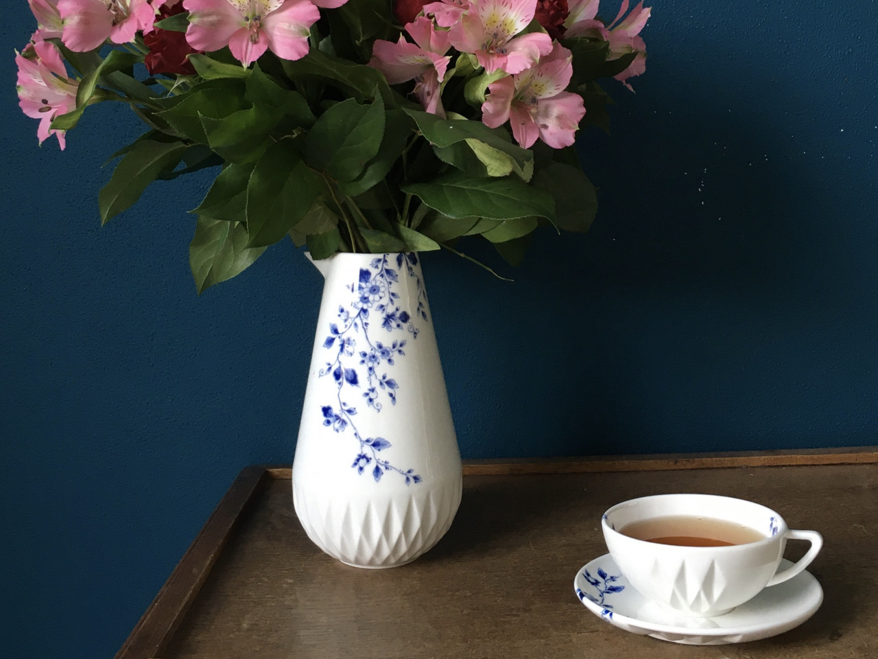 Blauw Vouw kan met bloemen en theekop ontworpen door Romy Kuhne voor Heinen Delfts Blauw