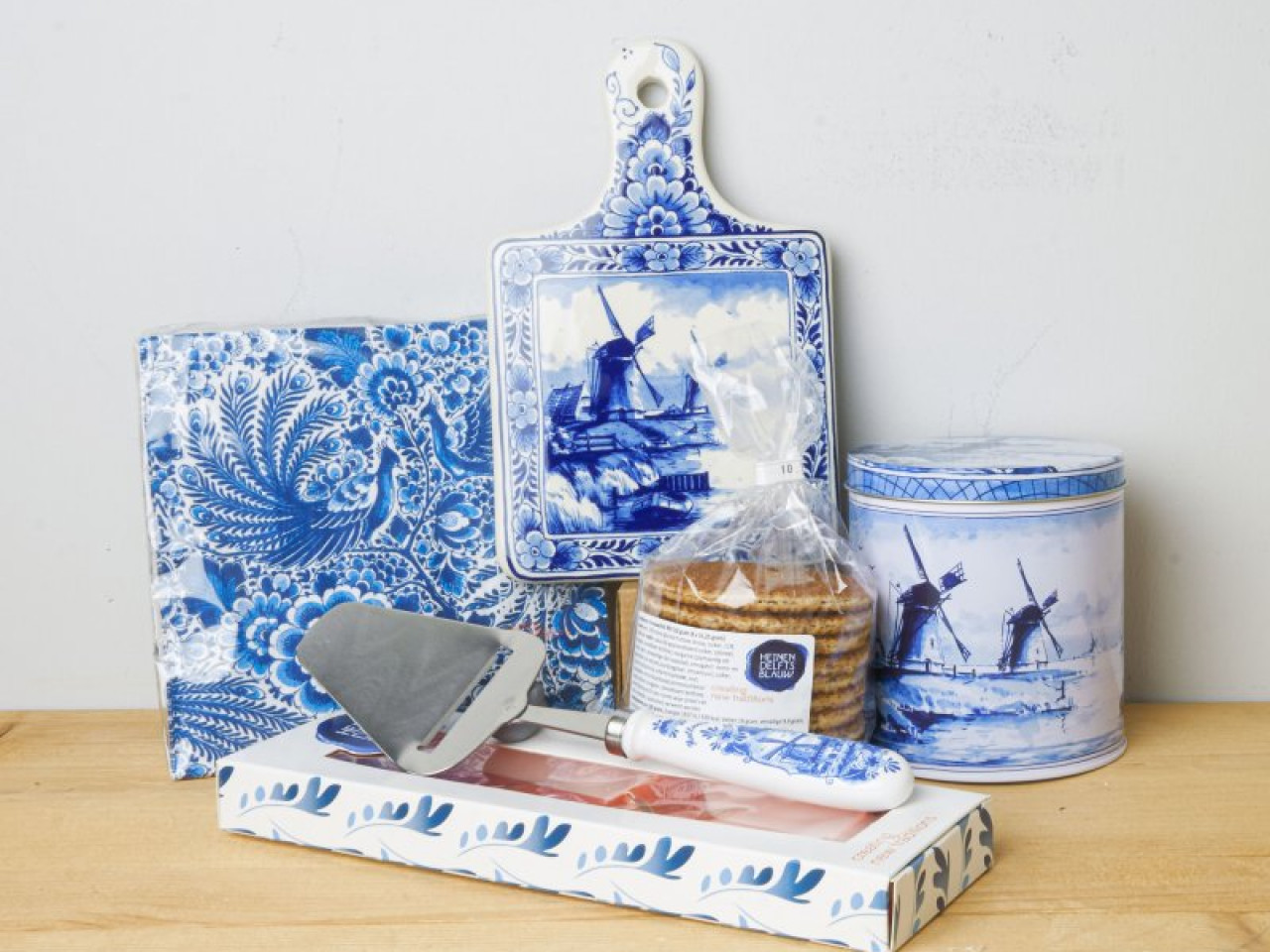 Delfts blauw Geschenkpakket kaas en stroopwafel met kaasplank, kaasschaaf en servetten Heinen Delfts Blauw