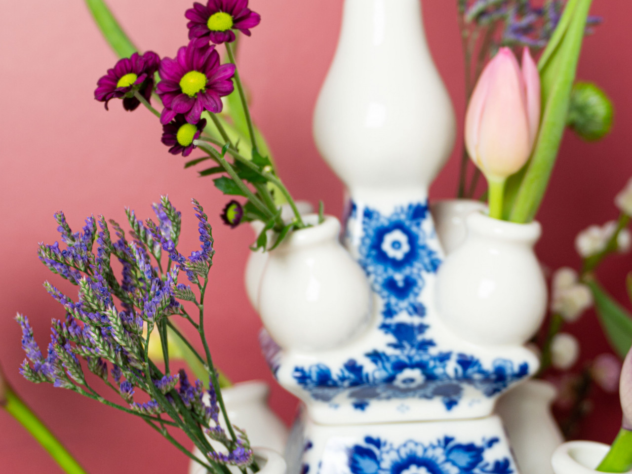 Delftsblauwe tulpenvaas 3-delig met bloemmotief met verse bloemen Heinen Delfts Blauw