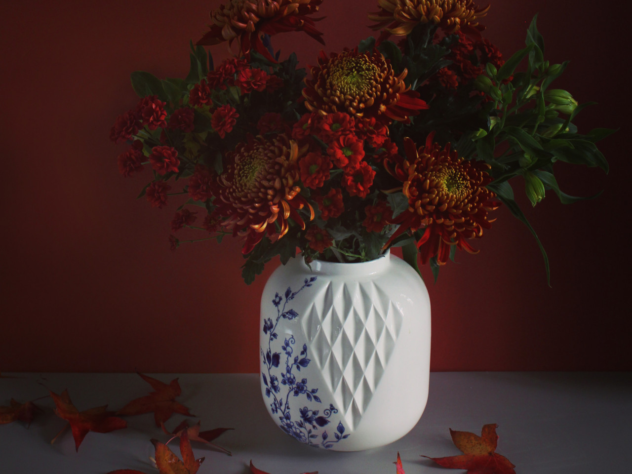 Blauw Vouw vaas XL met verse bloemen ontworpen door Romy Kuhne voor Heinen Delfts Blauw
