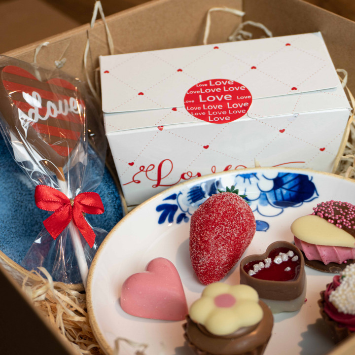 Voor mijn Valentijn pakket met heerlijke bonbons en Blauw Bloesem servies ontworpen door Debbie Wijskamp Heinen Delfts Blauw
