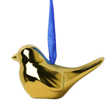 Gouden kerstornament vogel aan een blauw lint