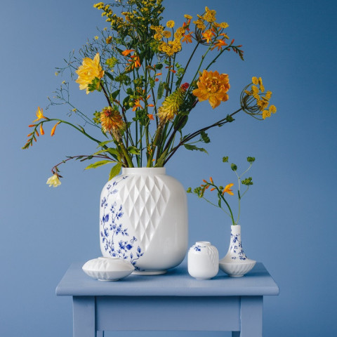 Blauw Vouw Vazen groot en klein met verse bloemen ontworpen door Romy Kuhne Heinen Delfts Blauw