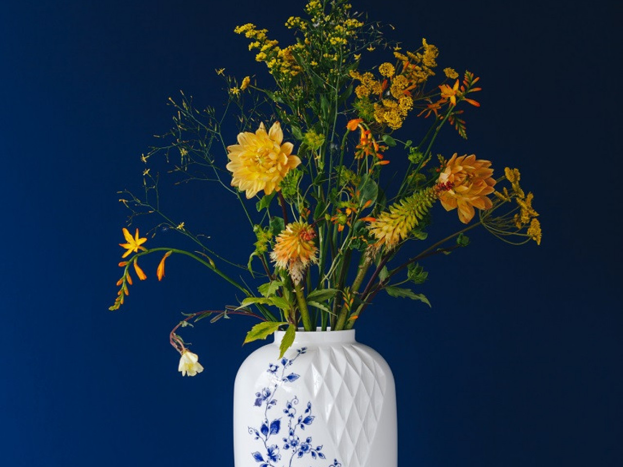 Blauw Vouw Vaas XL met verse bloemen ontworpen door Romy Kuhne Heinen Delfts Blauw