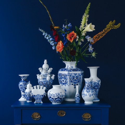 Handbeschilderde delfts blauwe Vazen en Tulpenvazen groot en klein bloemmotief blauw met verse bloemen Heinen Delfts Blauw