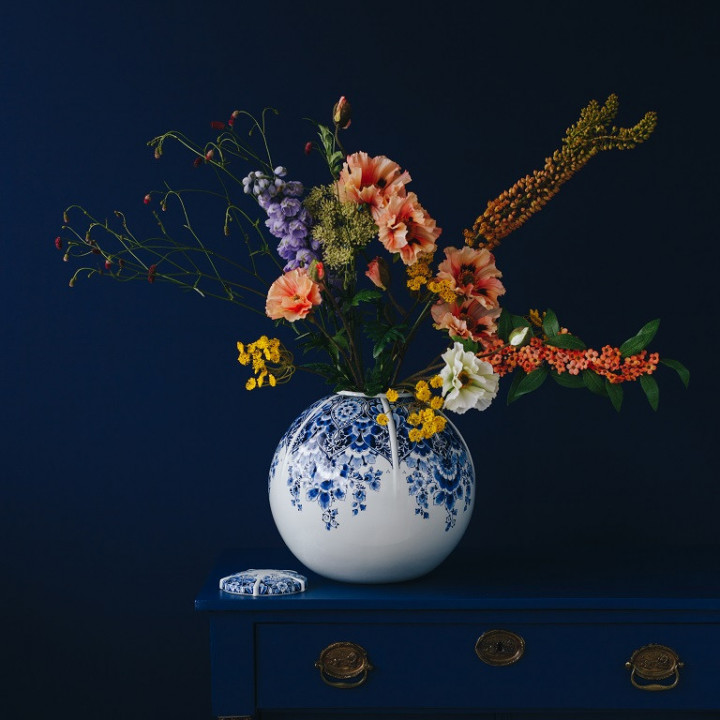 Handbeschilderde Bolvaas met deksel met bloemmotief blauw en verse bloemen Heinen Delfts Blauw