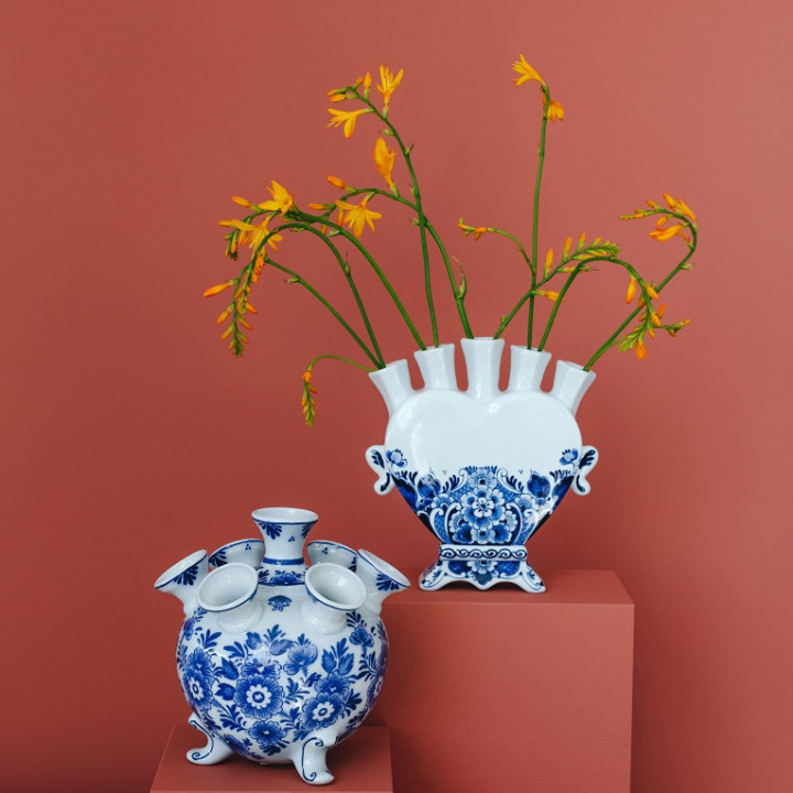 Handbeschilderde Tulpenvaas bloemmotief blauw en een delfts blauwe souvenir Tulpenvaas met bloemmotief Heinen Delfts Blauws