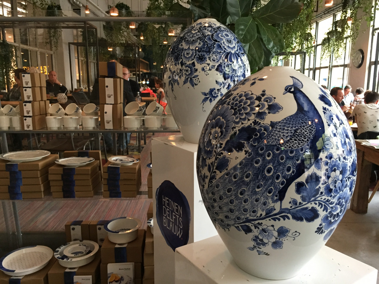 Handbeschilderde met de hand gedraaide vaas met pauwmotief en bloemmotief van Heinen Delfts Blauw