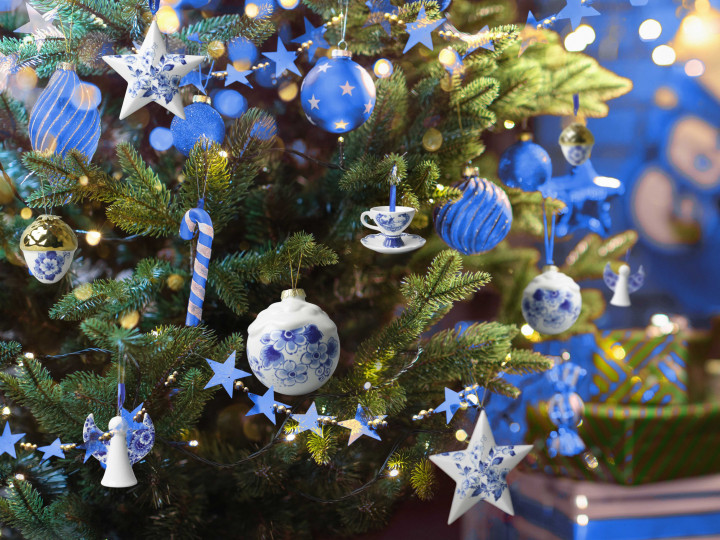 Delfts blauwe kersthangers en ornamenten in de kerstboom Heinen Delfts Blauw