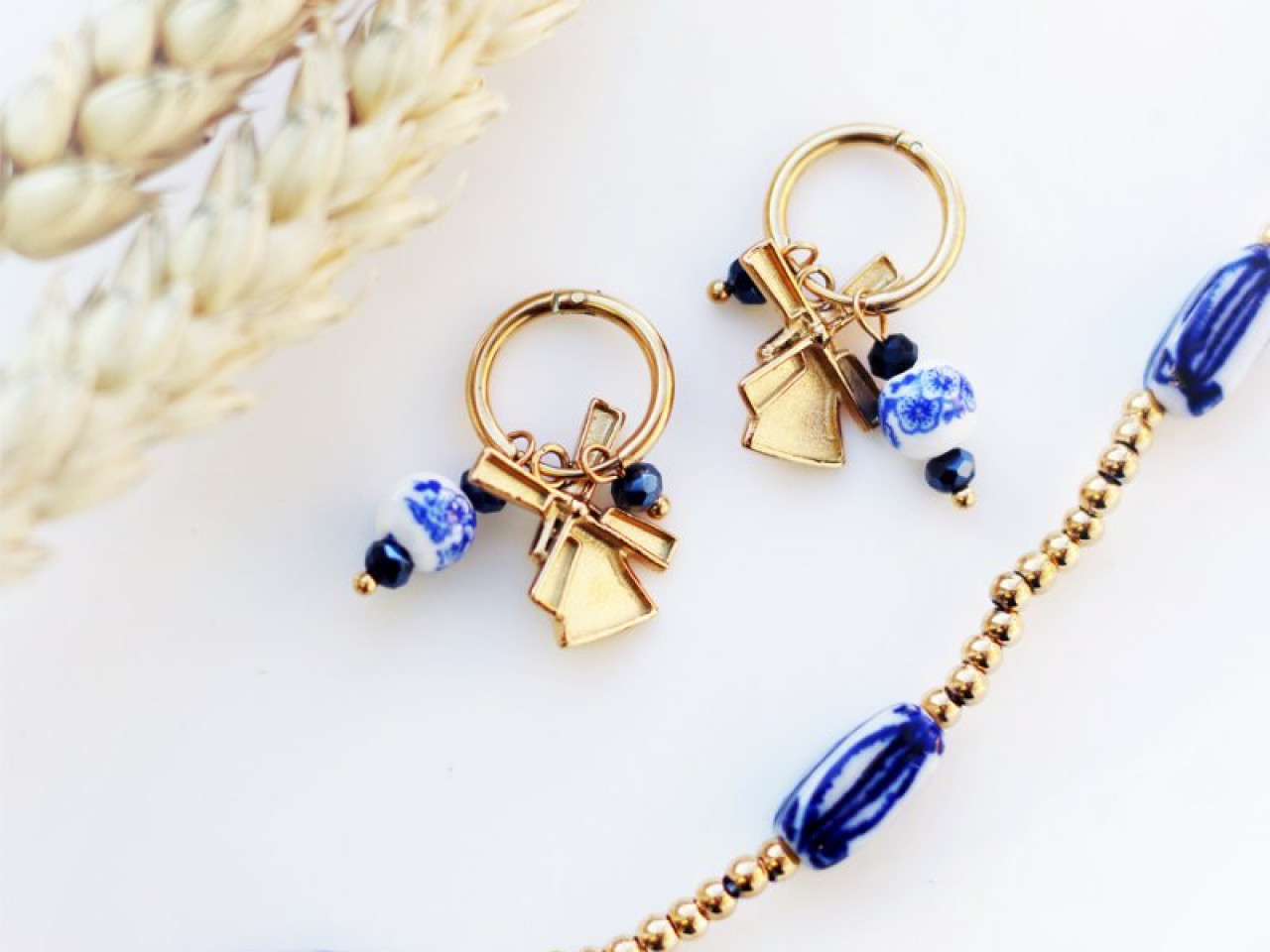 Ketting gouden kralen met oorbellen molen goud van My Jewellery voor Heinen Delfts Blauw