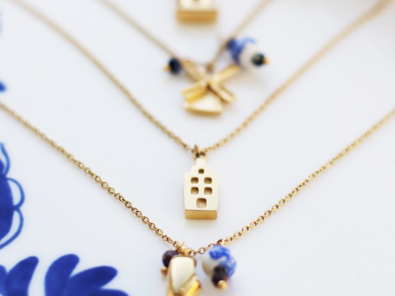 Diversen Ketting Holland kuspaar, molen, huisje en klomp goud sieraden van My Jewellery voor Heinen Delfts Blauw