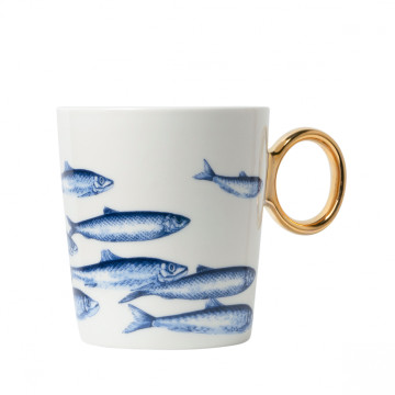 Delfts blauwe vissen op een witte mok met een goud oor.