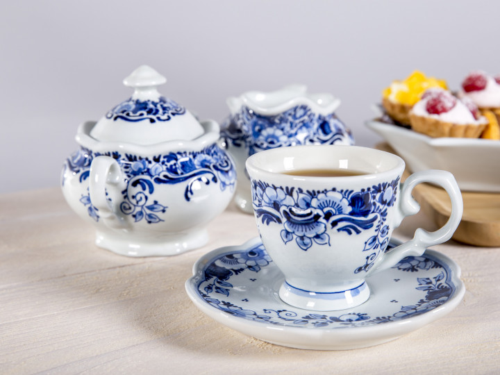 Handbeschilderd thee servies met bloemmotief Heinen Delfts Blauw
