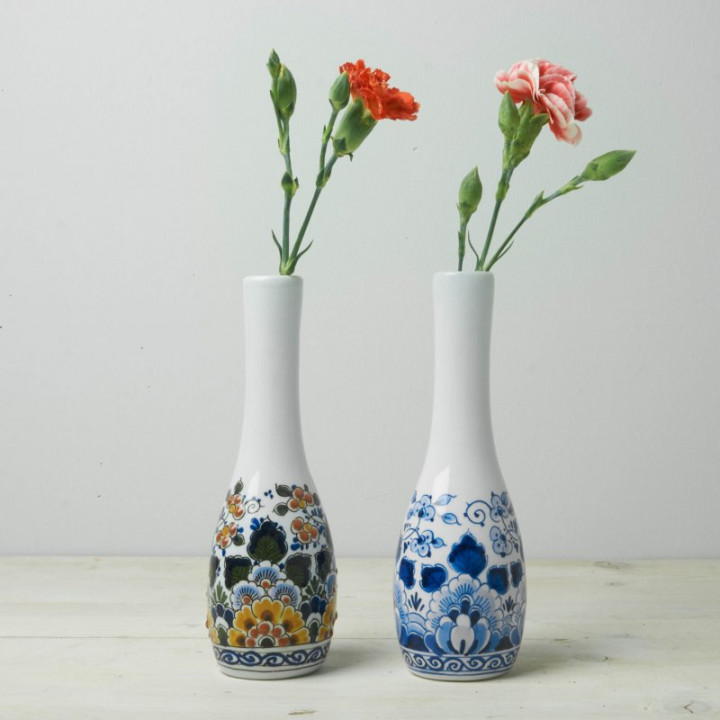 Handbeschilderd Slank bloemenvaasje bloemmotief blauw en polychroom met verse bloemen Heinen Delfts Blauw
