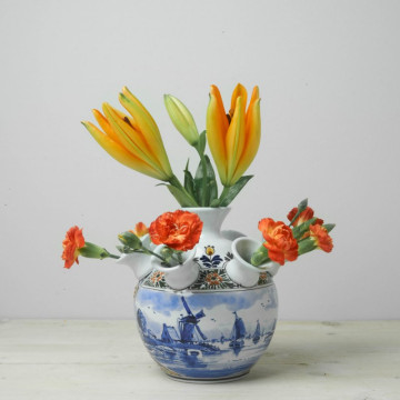 Handbeschilderde Tulpenvaas polychroom molen landschap met verse bloemen Heinen Delfts Blauw