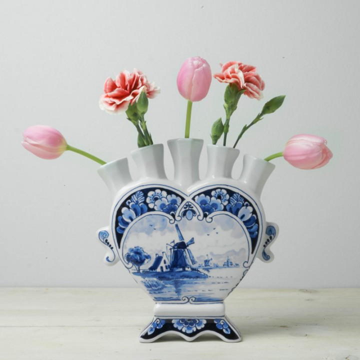 Handbeschilderde Tulpenvaas hartvorm molen landschap blauw met verse bloemen Heinen Delfts Blauw