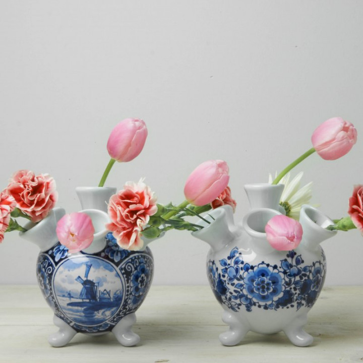 Handbeschilderde Tulpenvaas op pootjes molen landschap klein en bloemmotief klein met verse bloemen Heinen Delfts Blauw