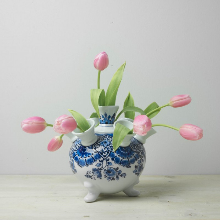 Handbeschilderde Tulpenvaas op pootjes met bloemmotief groot met verse tulpen Heinen Delfts Blauw