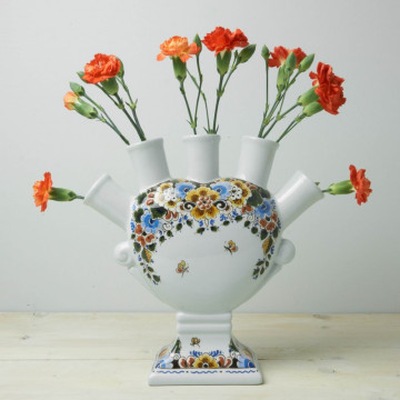 Handbeschilderde Tulpenvaas plat bloemmotief polychroom met verse bloemen Heinen Delfts Blauw