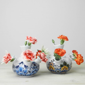 Handbeschilderde Tulpenvaas glad bloemmotief klein polychroom en blauw Heinen Delfts Blauw