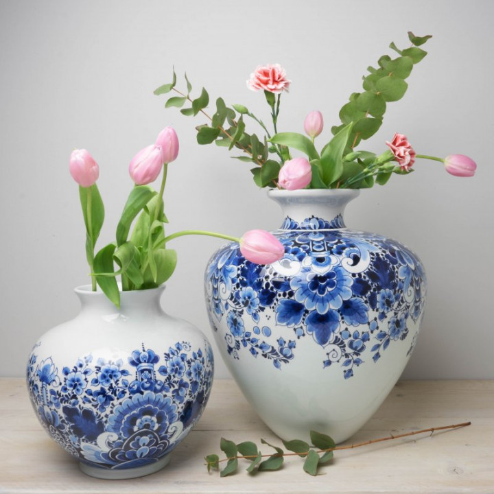 Handbeschilderde Vaas bloemmotief bol groot met verse bloemen Heinen Delfts Blauw