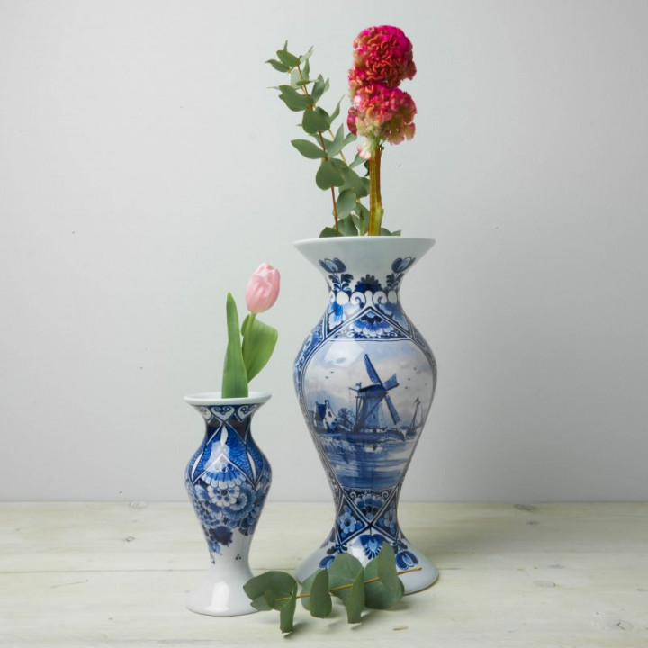 Handbeschilderde Vaas bloemmotief klein en vaas molen landschap groot met verse bloemen Heinen Delfts Blauw