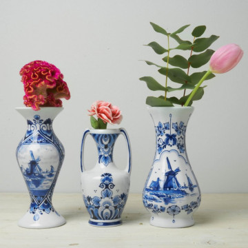 Handbeschilderde vazen landschap klein en vaasje met oortjes beide met verse bloemen Heinen Delfts Blauw