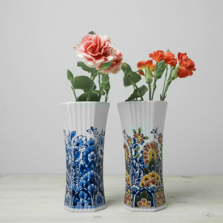 Handbeschilderde Zijvaasje zeskant ribbel bloemmotief polychroom en zeskant ribbel bloemmotief blauw met verse bloemen Heinen Delfts Blauw